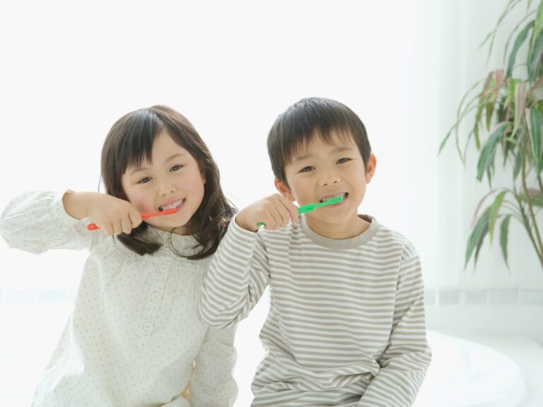 小児歯科:笑顔で歯みがきをする子どもたち